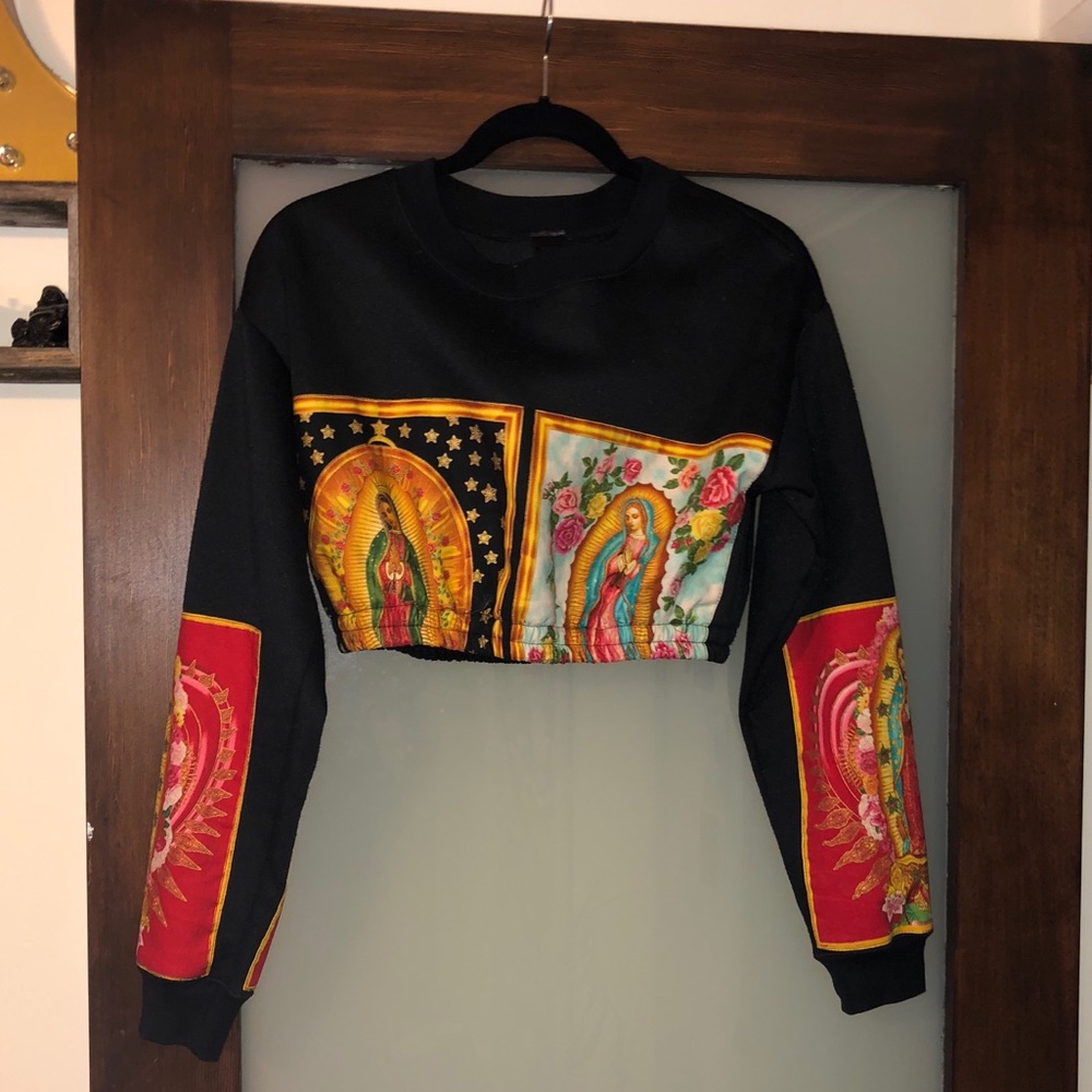 Cropped black sweatshirt